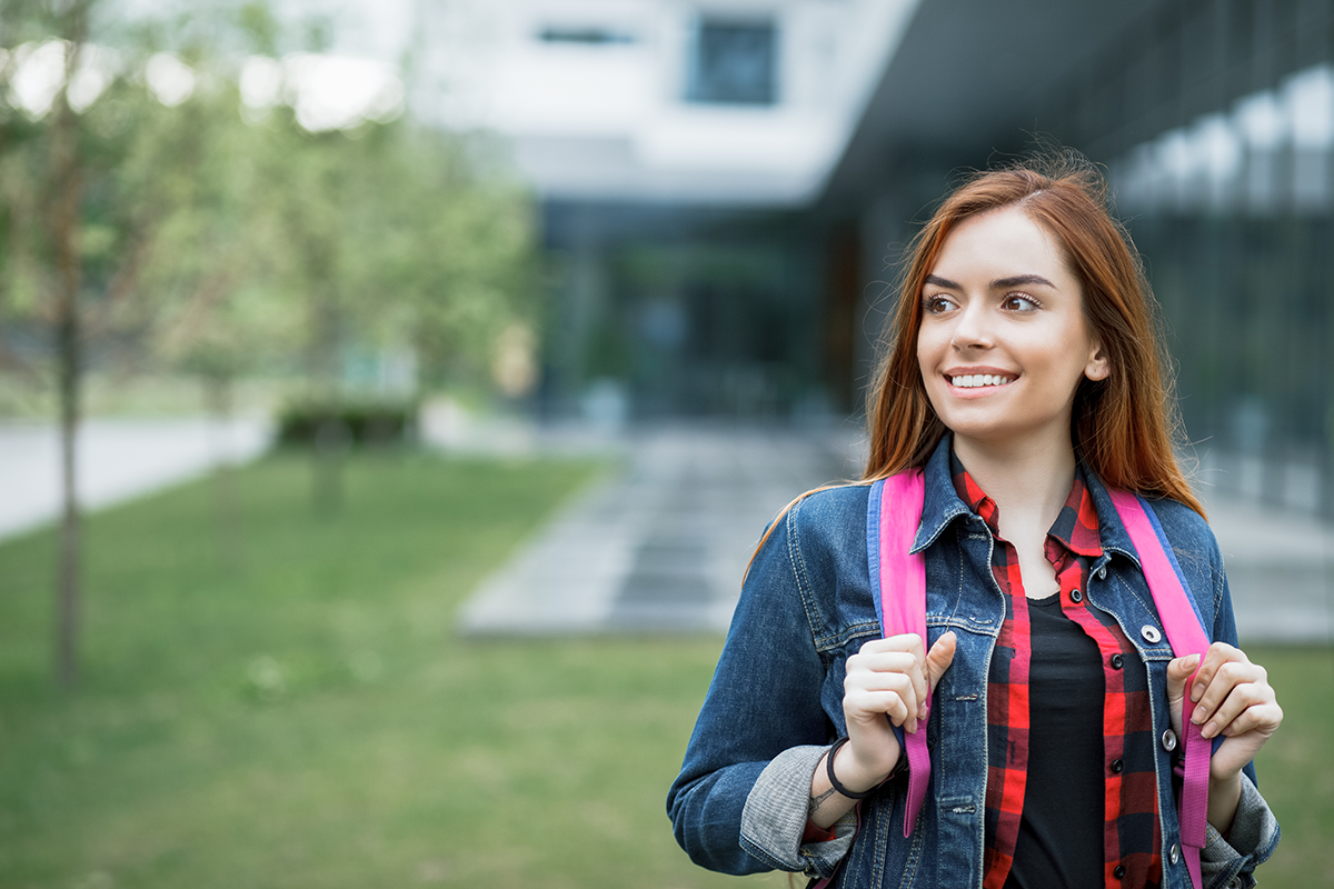 Estudiante caminando por el campus
