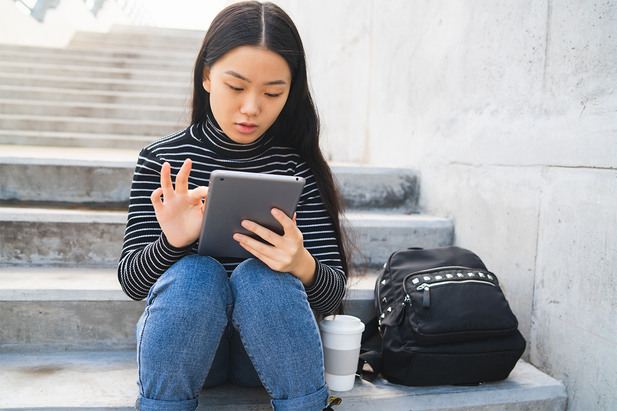 Estudiante aprendiendo con tablet