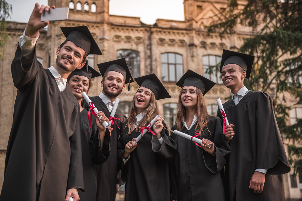 Estudiantes universitarios en el campus