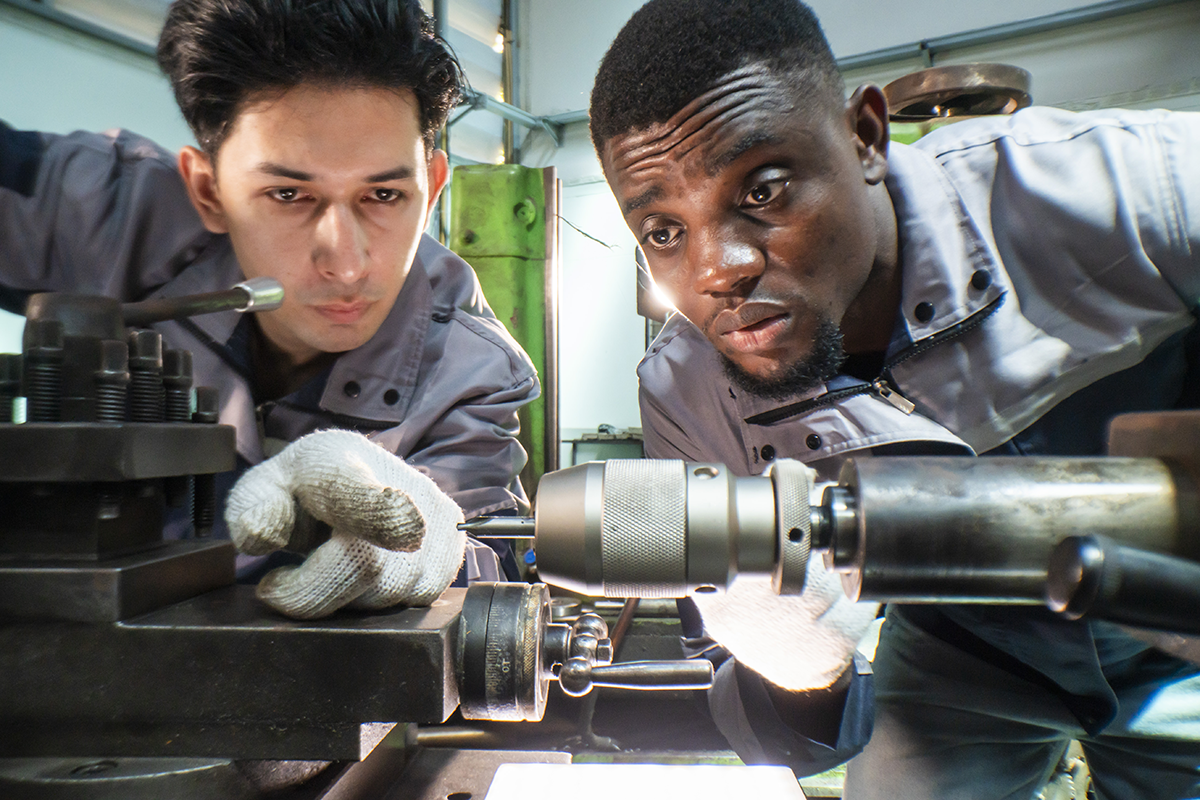 Estudiante en taller técnico